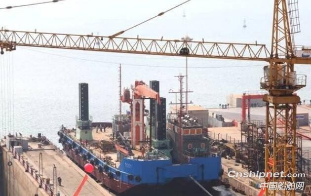 港达船厂EX5500反铲挖泥船“日港浚6”船顺利下水