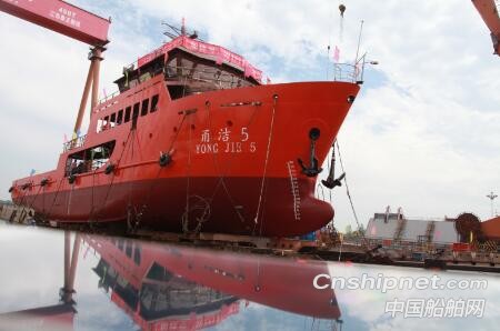 芜湖造船厂首艘46米多功能清污船正式下水