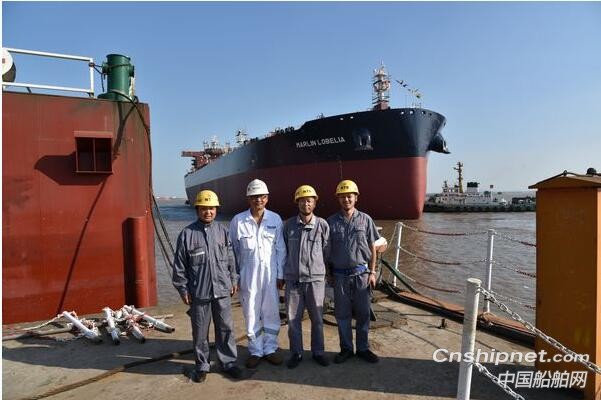 新时代造船2艘油船同日顺利下水