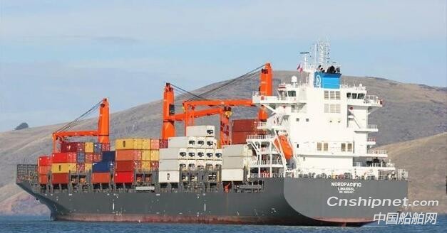 中航威海2500TEU集装箱船3#船命名交付