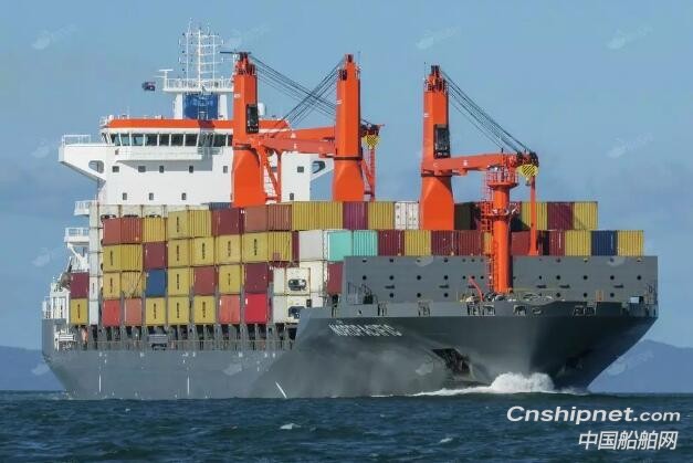 中航威海2500TEU集装箱船3#船命名交付