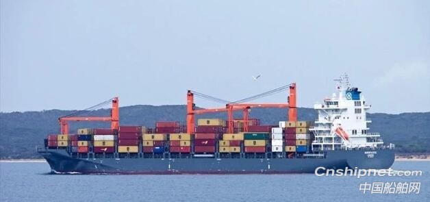中航威海2500TEU集装箱船3#船命名交付