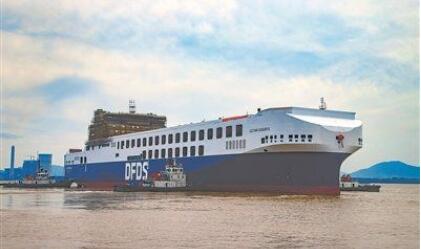 南京金陵船厂首艘15500吨货物滚装船下水