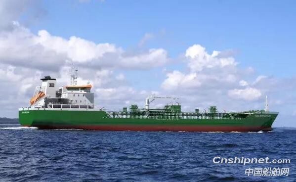 中航鼎衡2艘化学品船首制船同日进坞