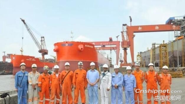 扬子江船业2艘化学品船同日顺利出坞
