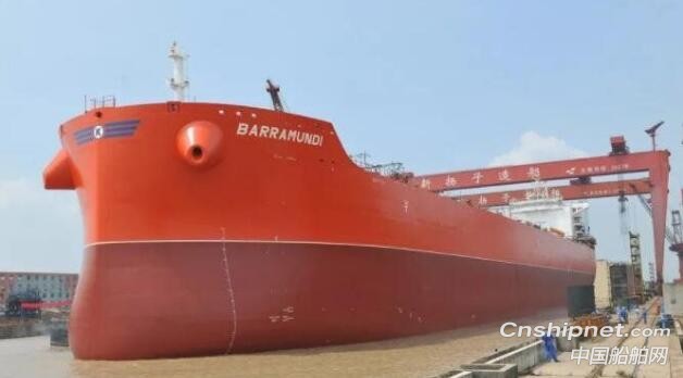 扬子江船业2艘化学品船同日顺利出坞