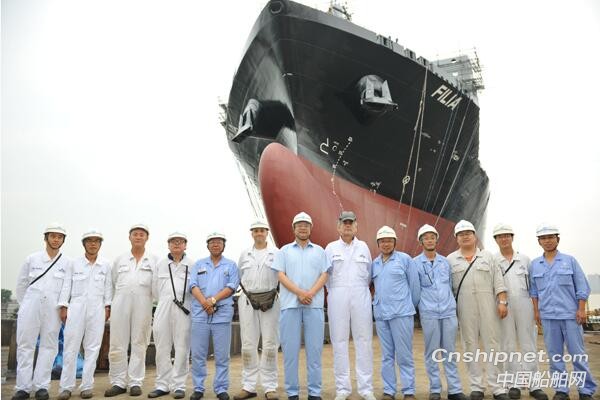 扬子江船业第二艘1800TEU集装箱船顺利下水