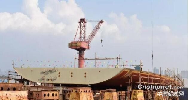 扬子江船业同日两船进坞一船铺龙骨