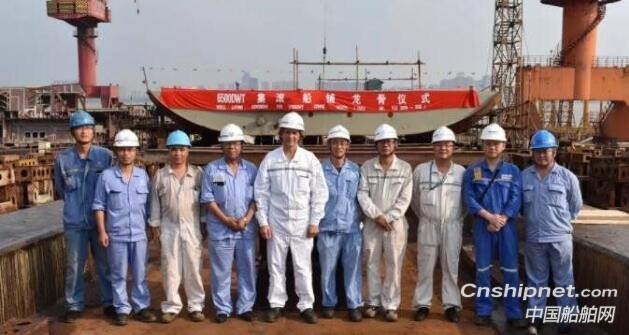 扬子江船业同日两船进坞一船铺龙骨