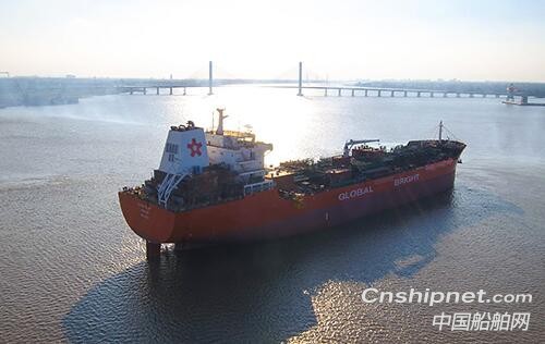 象屿海装同日一船出坞一船开工