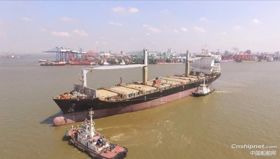 广东中远海运重工系列1750TEU集装箱船首制项目顺利出坞下水