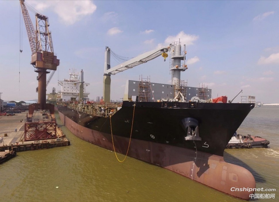 广东中远海运重工系列1750TEU集装箱船首制项目顺利出坞下水