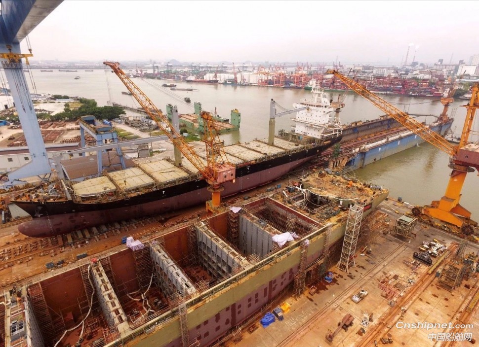 广东中远海运重工系列1750TEU集装箱船首制项目顺利出坞下水