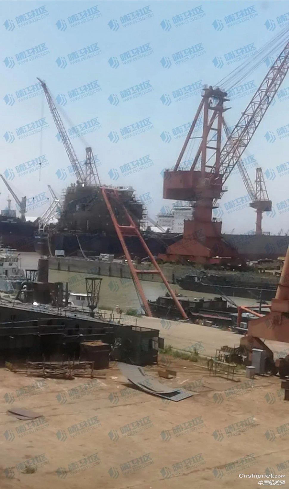 靖江一船厂内一艘船舱室着火