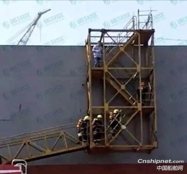 靖江一船厂内一艘船舱室着火