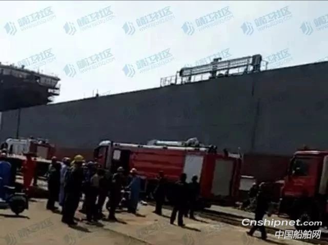 靖江一船厂内一艘船舱室着火