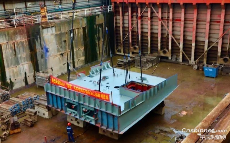 黄埔文冲首制南极磷虾船“深蓝”号进坞搭载