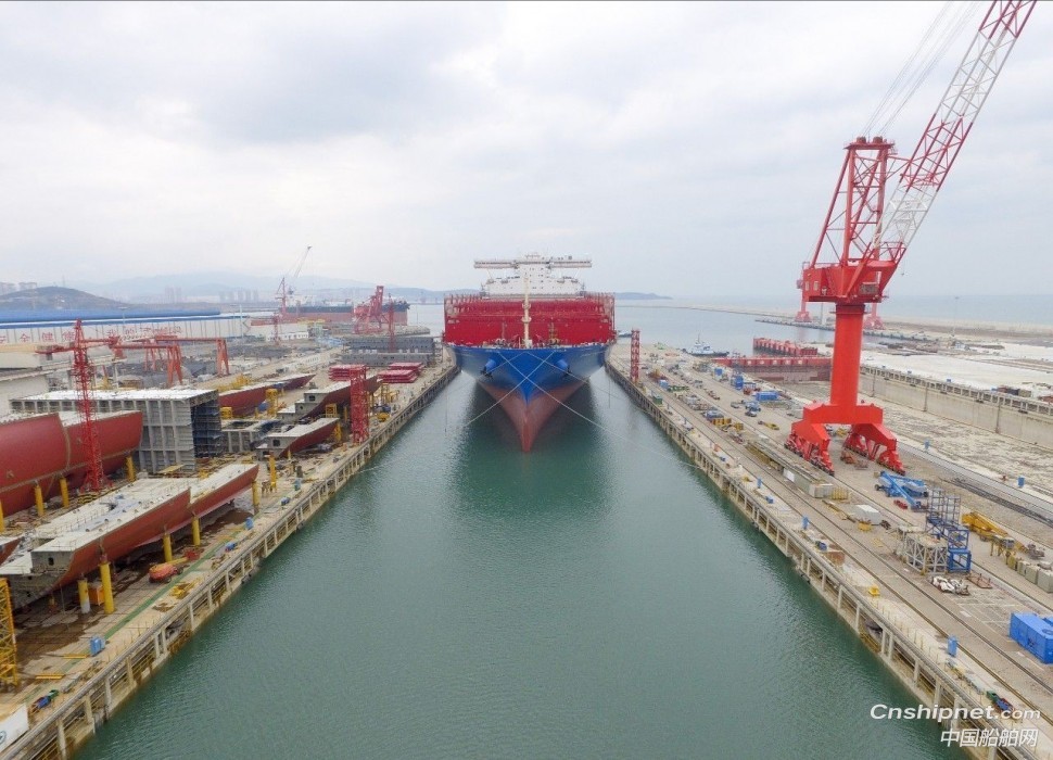 大连中远海运川崎第二艘两万箱级超大型集装箱船下水