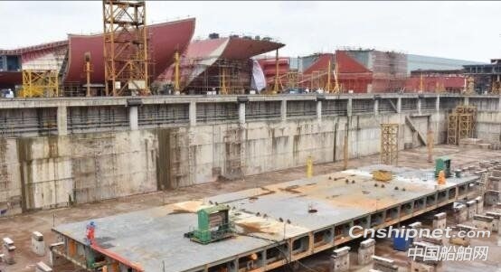扬子江船业82000DWT散货船进坞搭载