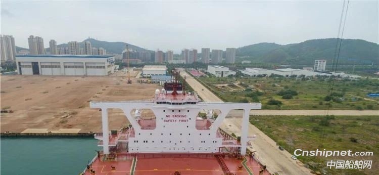 北船重工新型40万吨矿砂船“明通”轮命名交付