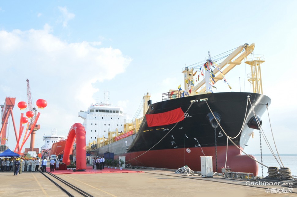 口岸船舶600TEU集装箱船顺利命名
