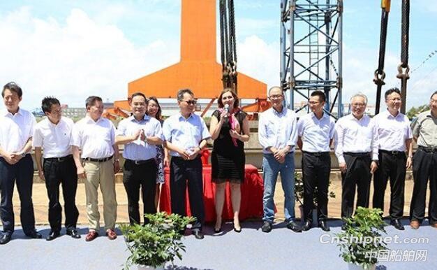 上海振华重工2艘6500方耙吸式挖泥船下水