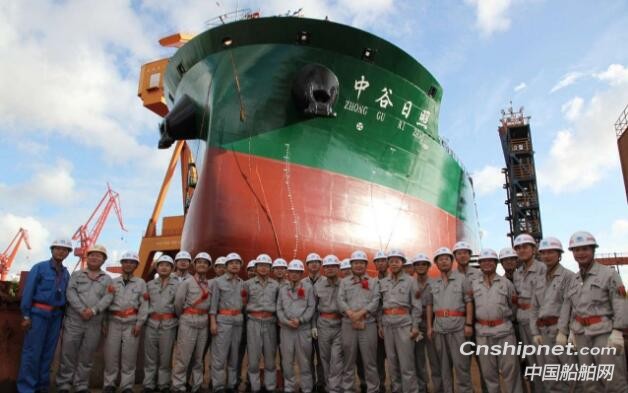 上海船厂第六艘2500TEU内贸集装箱船下水