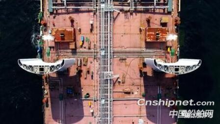 国内首艘安装风帆装置的30万吨VLCC80号船顺利出坞