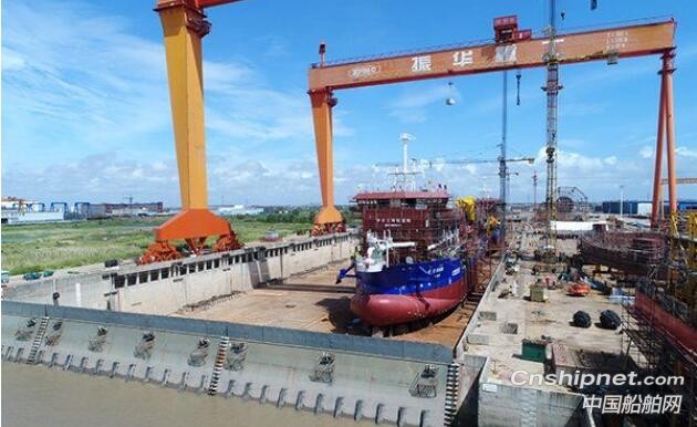 上海振华重工2艘6500方耙吸式挖泥船下水