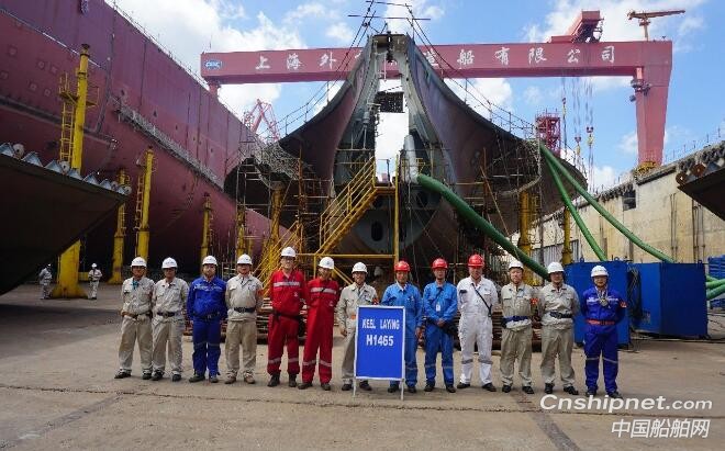 外高桥造船18.7万吨散货船下坞