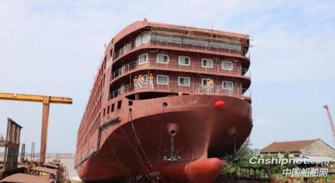 芜湖江东船厂第4艘1000PCC“长航江瑞”号船下水