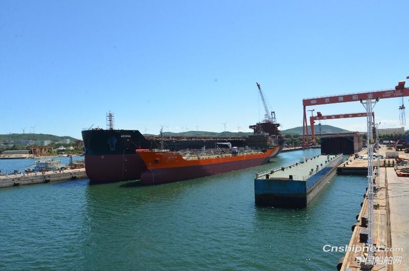京鲁船业一散货船一成品油船同日顺利出坞