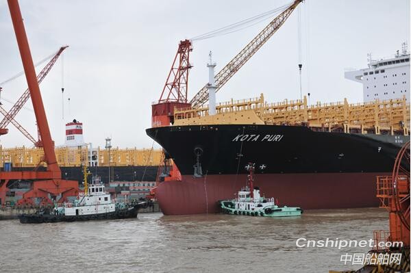 扬子江船业第五艘40万吨超大型矿砂船顺利出坞