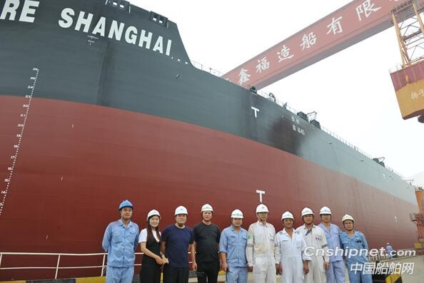扬子江船业第五艘40万吨超大型矿砂船顺利出坞