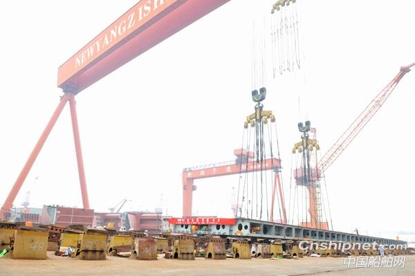 扬子江船业第二艘82000DWT散货船船台搭载