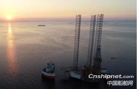 26000吨自航半潜船“华盛龙”轮顺利卸载一艘钻井平台
