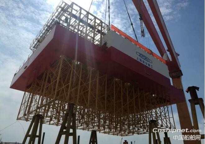 振华重工自主研制的“振鲍1”号深远海鲍鱼养殖装备成功发运