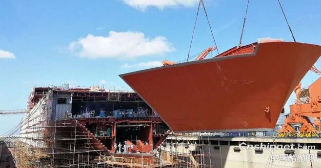 中航威海3100米车道高端客滚船首制船吊装到位