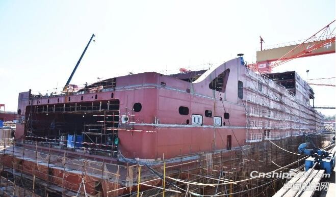 中航威海3100米车道高端客滚船首制船吊装到位