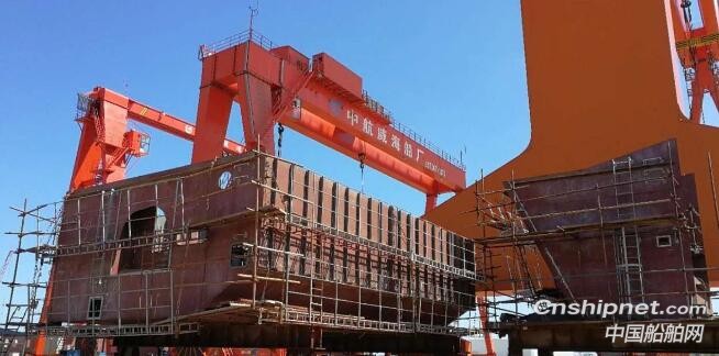 中航威海3100米车道高端客滚船首制船吊装到位