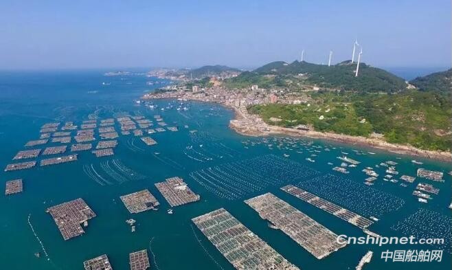 振华重工自主研制的“振鲍1”号深远海鲍鱼养殖装备成功发运