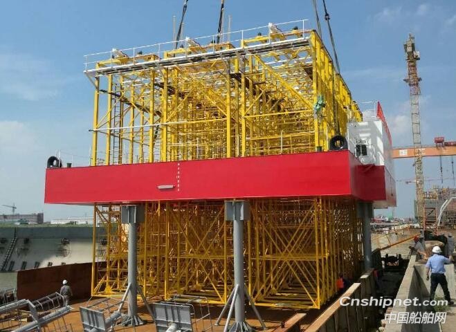 振华重工自主研制的“振鲍1”号深远海鲍鱼养殖装备成功发运