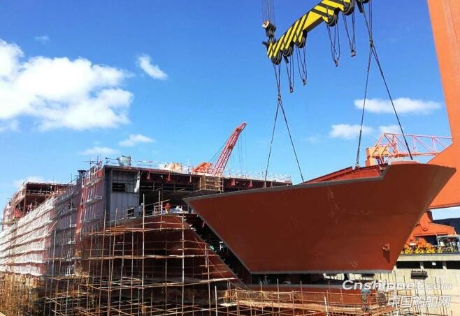 中航威海3100米车道高端客滚船首制船吊装到位