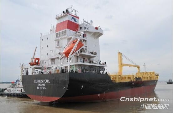 泰州口岸船舶600TEU集装箱船起航海试