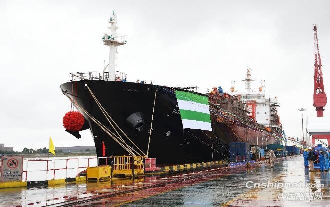 江南造船13000立方米LPG运输船首制船下水
