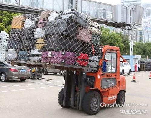 中远海运“新鉴真”轮抵沪，因台风接载滞留日本旅客平安回国