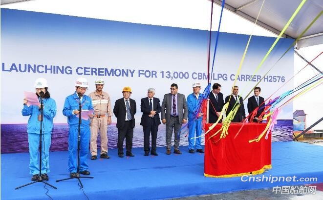 江南造船13000立方米LPG运输船首制船下水