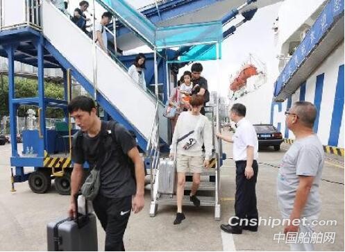 中远海运“新鉴真”轮抵沪，因台风接载滞留日本旅客平安回国