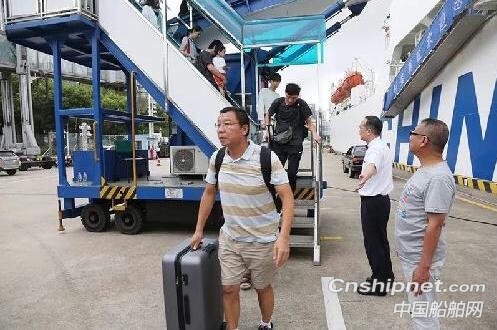 中远海运“新鉴真”轮抵沪，因台风接载滞留日本旅客平安回国