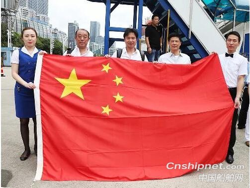 中远海运“新鉴真”轮抵沪，因台风接载滞留日本旅客平安回国